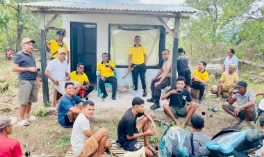 Hadir-di-Tengah-Warga,-Personel-Polsek-Lembor-Gotong-Royong-Bersihkan-Jalur-Vital-Wae-Mose–Kakor