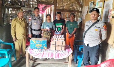 Polsek-Sano-Nggoang-Salurkan-Bantuan-Kemanusiaan-untuk-Korban-Kebakaran-di-Bokak-Rangga