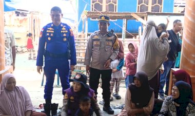 Pulihkan-Trauma-Anak-dan-Ibu-Pasca-Gempa-Flores,-Tim-Gabungan-Polres-Mabar-dan-BKO-Polda-Jateng-Sambangi-Pulau-Terluar