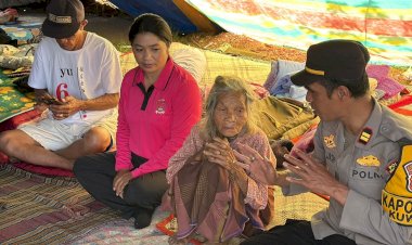 Hadir-Menyapa-Pengungsi-Gempa-Flores,-Kapolsek-Kuwus-Beri-Pasokan-Logistik-di-Kampung-Dahang