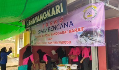 Kehangatan-di-Tengah-Duka-Gempa:-Dapur-Umum-Polsek-Komodo-Tembus-Pelosok-Desa-Sepang