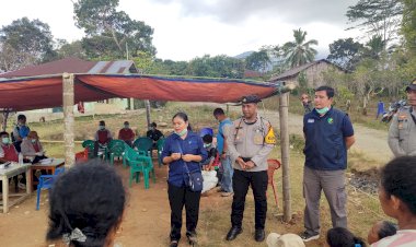 Hadir-hingga-Pelosok,-Tim-Medis-Dokkes-Polri-dan-Polsek-Lembor-Obati-Warga-Kampung-Torok-Pasca-Gempa