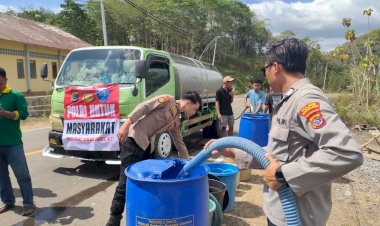 Krisis-Air-Bersih-Pasca-Gempa-dan-Kemarau,-Polres-Manggarai-Barat-Salurkan-20-Ribu-Liter-Air-Bersih