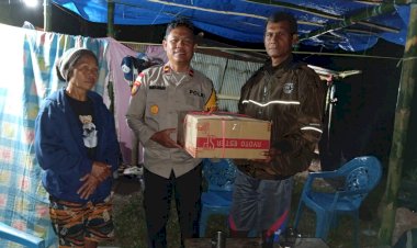 Hadir-Menyapa-Warga-Terdampak-Gempa,-Polsek-Sano-Nggoang-Antar-Bantuan-Sembako-Langsung-ke-Rumah