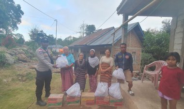 Tanggap-Bencana-Gempa-Flores,-Bhabinkamtibmas-Mulai-Salurkan-Paket-Bantuan-dari-Mabes-Polri