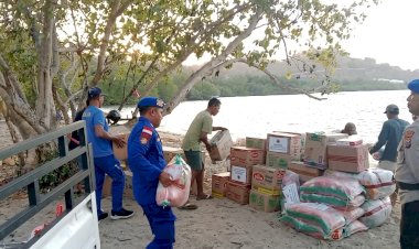 Respon-Cepat-Aspirasi-Warga-di-Medsos,-Kapolres-Mabar-Sewa-Perahu-Ketinting-Antar-Bantuan-ke-Nggilat