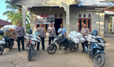 Menembus-Medan-Ekstrem,-Polisi-Naik-Motor-Salurkan-Bantuan-Kapolda-NTT-ke-Desa-Mbakung