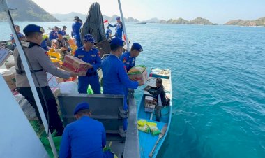Menembus-Pesisir-Terisolasi,-Polisi-Arungi-Laut-Salurkan-Bantuan-Gempa-Flores-di-Pasir-Panjang