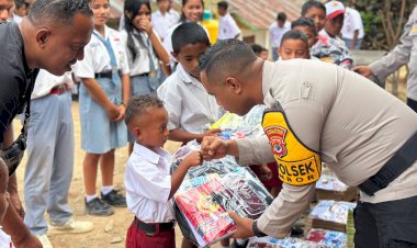 Dukung-Pemulihan-Pascagempa-Mabar,-Polisi-Salurkan-Bantuan-Pendidikan-serta-Pendampingan-Psikososial