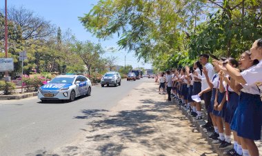 Ratusan-Pelajar-di-Labuan-Bajo-Lepas-Kepulangan-Pasukan-Brimob-Pasca-Misi-Kemanusiaan-Flores