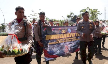 Kejutkan-Makodim-1630/Mabar,-Polres-Manggarai-Barat-Bawa-Tumpeng-Peringati-HUT-ke-81-TNI