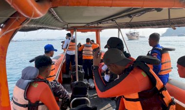 Kapal-Wisata-KM-Feronia-Tenggelam-di-Kawasan-TNK,-Polisi-Bantu-Evakuasi-Wisawatan-dan-ABK