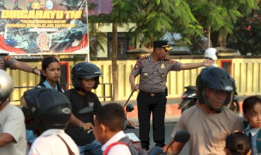 Atur-Lalu-Lintas-:-Kapolres-Mabar-Turun-Langsung-Pimpin-'Strong-Point'-di-Jalan-Frans-Lega