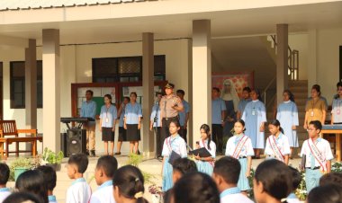 Bangun-Karakter-Pelajar,-Kapolres-Mabar-Jadi-Pembina-Upacara-di-Sekolah-Yayasan-St.-Yosefa