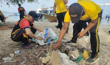 Jaga-Citra-Labuan-Bajo,-Polisi-Bersihkan-Pesisir-Pantai-Pede-dan-Tanam-Puluhan-Pohon