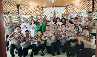 Personel-Polres-Mabar-dan-Brimob-Bertugas-Jadi-Koor-Misa-di-Kapela-St.-Damian-Labuan-Bajo