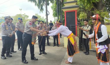 Perdana-Kunker-di-Labuan-Bajo,-Kapolda-NTT-Disambut-Tarian-Caci-dan-Prosesi-Adat-Manggarai