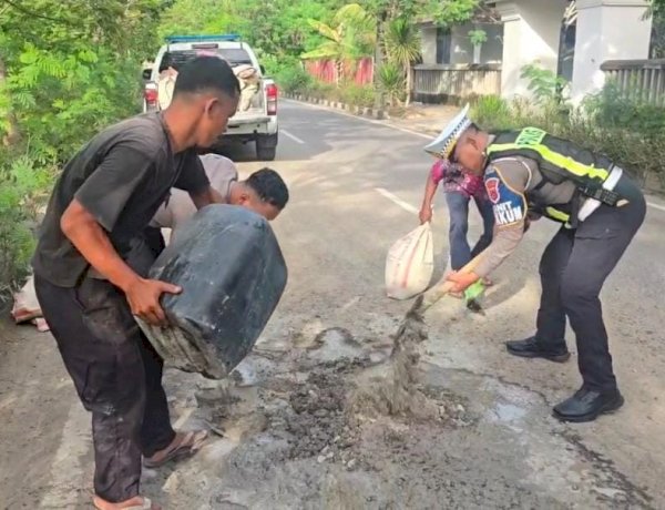Respon Keluhan Masyarakat, Polantas di Labuan Bajo Gercap Perbaiki Jalan Berlubang