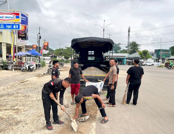 Cegah Kecelakaan, Polisi Bersihkan Material Pasir dan Kerikil di Badan Jalan