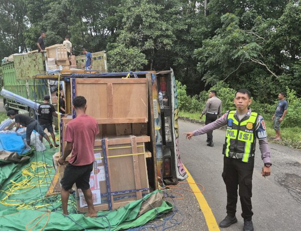 Polisi Evakuasi Truk Sembako Terguling di Trans-Flores Akibat Kabut Tebal dan Jalan Licin