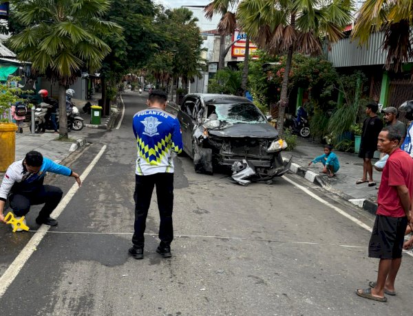 Diduga Mabuk dan Kurangnya Lampu Indikator Belakang, Innova Hantam Truk Sampah di Pasar Lama Labuan Bajo