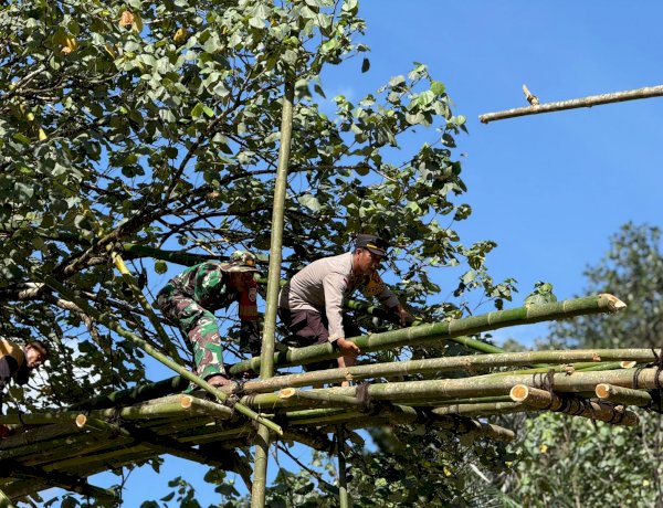 Menunaikan Janji: Kapolsek Kuwus Bangun 'Jembatan Harapan' bagi Siswa di Wae Songkang