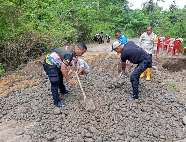 Sinergi di Jalur Vital: Polisi dan Warga Bahu-Membahu Tambal Jalan Amblas di Welak