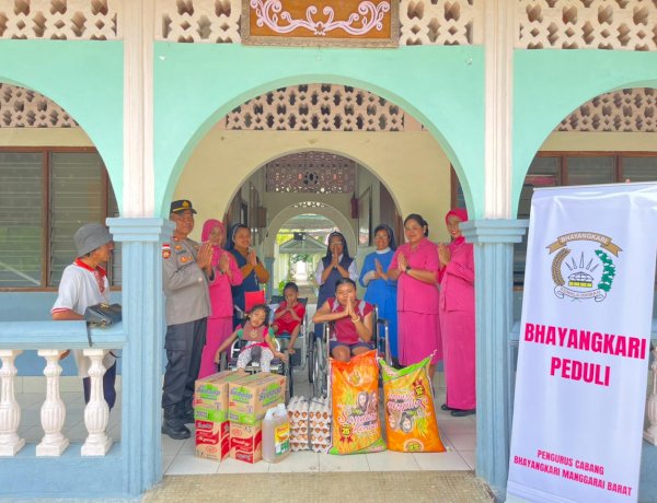 Safari Ramadhan: Kala Seragam Polri dan Bhayangkari Membawa Sejuk ke Sudut Labuan Bajo