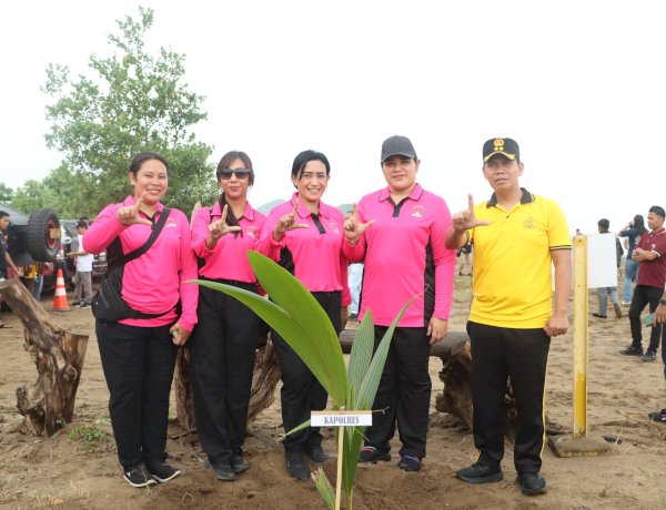 Momentum HUT ke-23 Manggarai Barat: Polres Mabar Turut Bersihkan Lingkungan dan Tanam Pohon