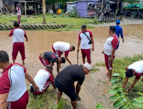 Ditpolairud Polda NTT Turun Tangan Bantu Warga Desa Bolok Bersihkan Rumah Usai Banjir