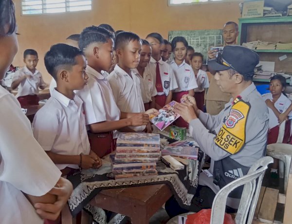 Dekatkan Diri dengan Anak, Kapolsek Kuwus Gelar Program 'Polisi Mengajar' di SDK 2 Ranggu