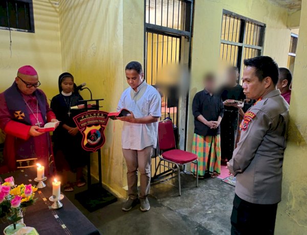 Cahaya Harapan di Balik Jeruji: Uskup Labuan Bajo Pimpin Jalan Salib di Rutan Polres Mabar