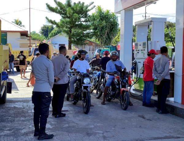 Pantau Stok BBM Pasca Kenaikan Pertamina Dex, Kapolsek Lembor Pimpin Patroli di SPBU