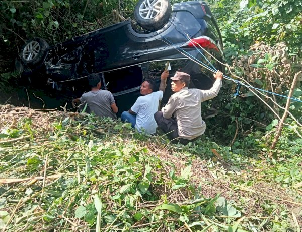 Kecelakaan di Jalur Wate: Polisi Evakuasi Penumpang Travel Terios yang Masuk Jurang