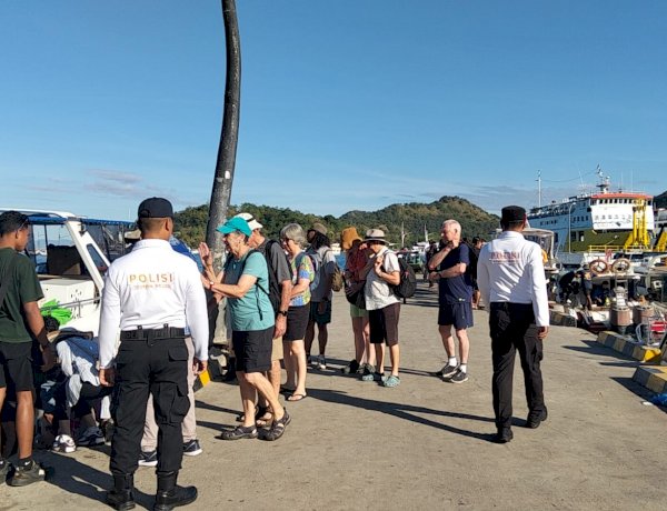 Patroli Jalan Kaki di Labuan Bajo, Langkah Preventif Polres Mabar Jamin Keamanan Warga dan Wisatawan