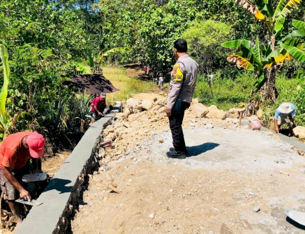 Kawal Transparansi Anggaran, AIPDA Yulius Pantau Proyek Jalan Tani Ongko Leba