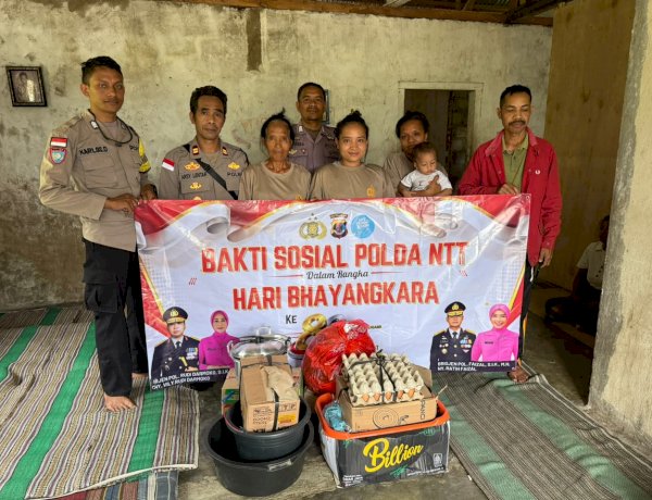 Menembus Jalan Rusak Pelosok NTT, Polsek Kuwus Salurkan Bantuan bagi Lansia Korban Kebakaran