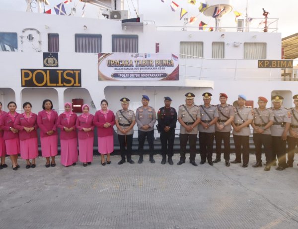 Sambut Hari Bhayangkara ke-80, Polres Manggarai Barat Larung Karangan Bunga di Laut Labuan Bajo