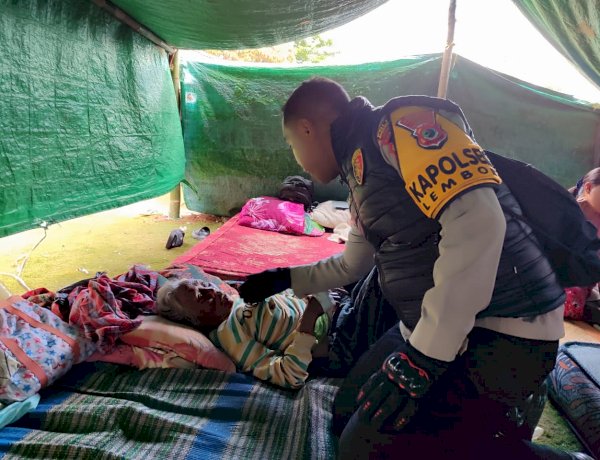 Polri Peduli Korban Gempa Flores: Kapolsek Lembor Tembus Malam Salurkan Bantuan Sembako