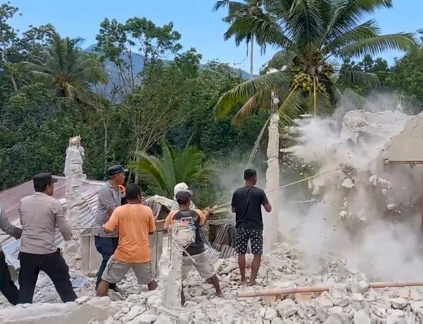 Menyapu Puing di Teong Toda: Sinergi Kepolisian dan Warga Golo Ndaring Pasca-Gempa M 7,7 Laut Flores