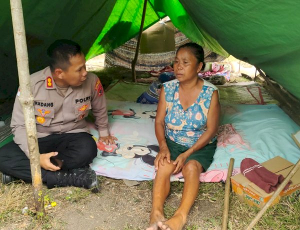 Hadir di Tengah Trauma Penyintas Gempa Flores, AKBP Christian Kadang Bantu Keluarga Rentan di Golo Tanggar