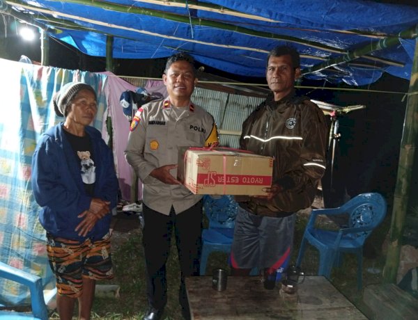 Hadir Menyapa Warga Terdampak Gempa, Polsek Sano Nggoang Antar Bantuan Sembako Langsung ke Rumah