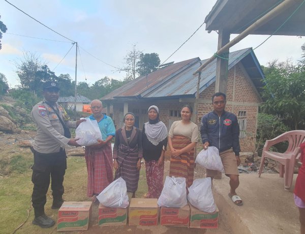 Tanggap Bencana Gempa Flores, Bhabinkamtibmas Mulai Salurkan Paket Bantuan dari Mabes Polri