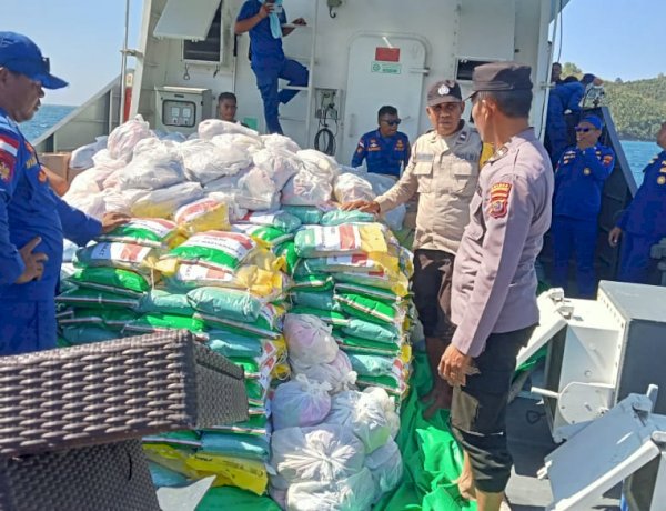 Tembus Gelombang Perairan Flores, Polres Mabar dan Ditpolairud Salurkan 2,5 Ton Logistik Bagi Korban Gempa