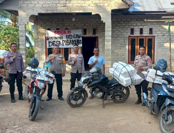 Menembus Medan Ekstrem, Polisi Naik Motor Salurkan Bantuan Kapolda NTT ke Desa Mbakung