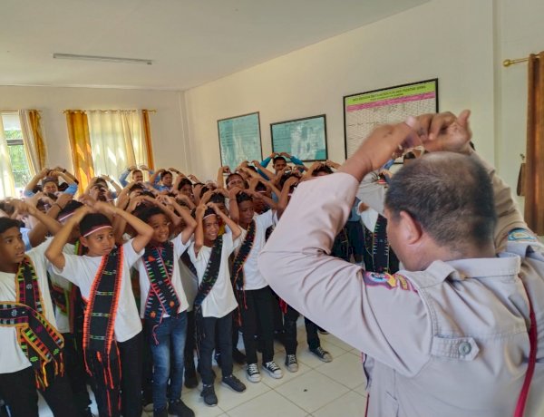 Pulihkan Trauma Pasca-Gempa Flores, Polres Manggarai Barat Gelar Terapi USEFT Bagi Siswa SDK Sta. Yosefa