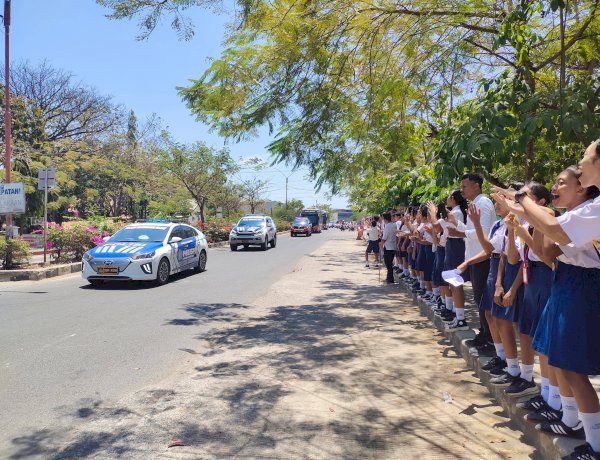 Ratusan Pelajar di Labuan Bajo Lepas Kepulangan Pasukan Brimob Pasca-Misi Kemanusiaan Flores