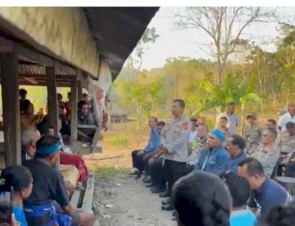Sampaikan Duka Cita yang Mendalam, PJU Polda NTT Bersama Kapolres Sumba Barat Melayat ke Rumah Duka Korban Penembakan (Pelaku Curnak)