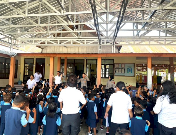 Menyembuhkan Luka Pasca-Gempa: Sentuhan Humanis Polres Manggarai Barat untuk Anak-Anak di Tiga Sekolah