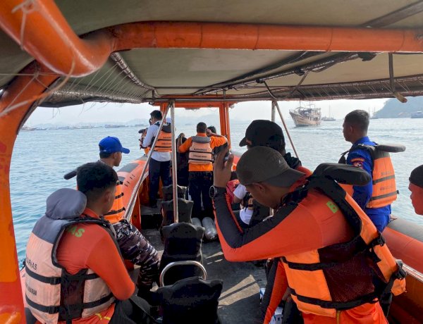 Kapal Wisata KM Feronia Tenggelam di Kawasan TNK, Polisi Bantu Evakuasi Wisawatan dan ABK